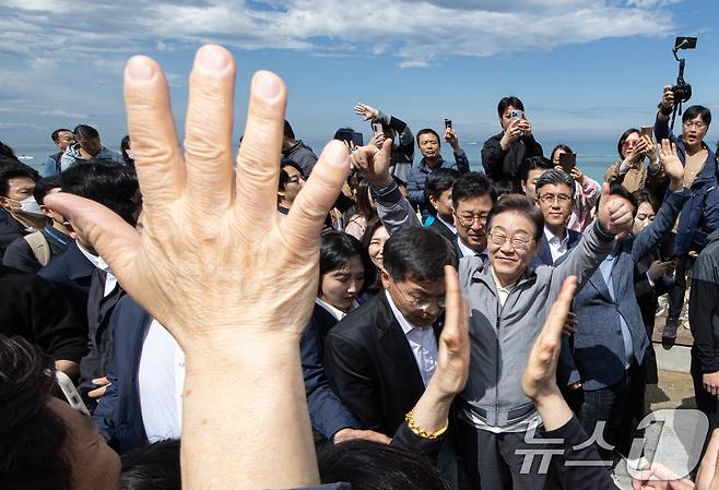 '골목골목 경청투어 : 동해안벨트편'에 나선 이재명 더불어민주당 대통령 후보가 3일 오후 강원 강릉시 안목해변에서 지지자들과 인사를 하고 있다. 2025.5.3/뉴스1 ⓒ News1 이재명 기자