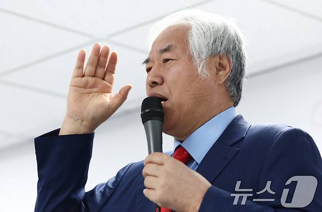 전광훈 사랑제일교회 목사가 24일 오전 서울 여의도 자유통일당사에서 대선 출마 기자회견을 하고 있다. 2025.4.24/뉴스1 ⓒ News1 김민지 기자