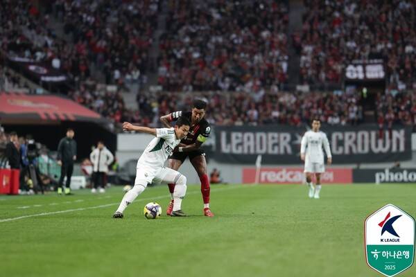 볼 다툼을 벌이는 양 팀 선수들. 사진┃한국프로축구연맹