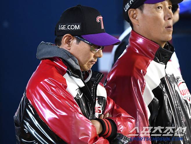 2일 서울 잠실구장에서 열린 SSG-LG전. 염경엽 감독이 답답한 표정으로 경기를 지켜보고 있다. 잠실=정재근 기자 cjg@sportschosun.com/2025.5.2/