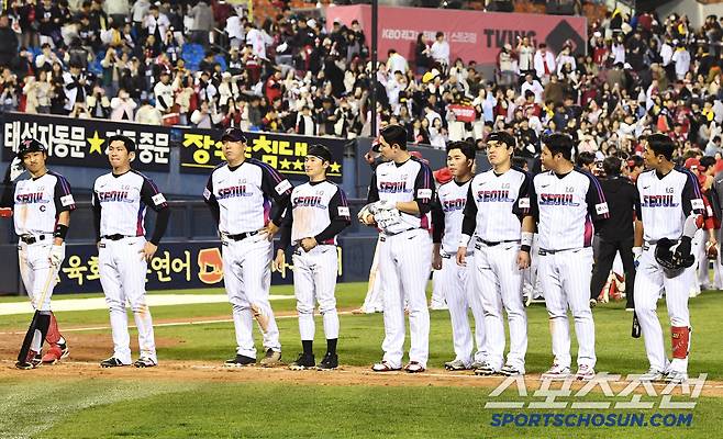 2일 서울 잠실구장에서 열린 SSG-LG전. SSG가 2대1로 승리했다. LG 선수들이 아쉬워하고 있다. 잠실=정재근 기자 cjg@sportschosun.com/2025.5.2/