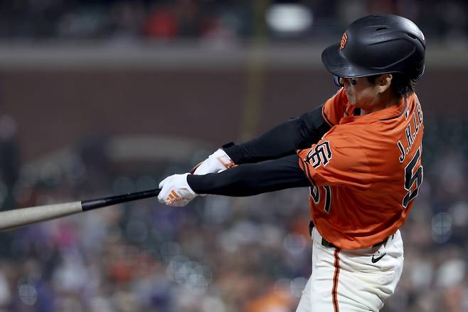 샌프란시스코 자이언츠의 이정후가 몸쪽 변화구 공략의 정석을 보여줬다. 오른손 투수가 왼손 타자의 몸쪽으로 떨어트리는 슬라이더. 헛스윙이나 땅볼 타구를 유도하기 좋은 구종이다. 하지만, 이정후에게는 안 통했다. 눈을 감아도 궤적이 생생하게 그려질 정도로 많이 경험했던 공이다. 

공이 완전히 떨어지기 전, 반 박자 빠르게 배트를 돌렸다. 경쾌하게 스위트 스폿에 걸린 타구는 1-2루 사이를 꿰뚫고 우익수 앞으로 굴러갔다. 

이정후가 3일 콜로라도 전에서 상대 선발과의 세 번째 승부에 안타를 치며 '선발 8경기 연속안타'를 이어갔다.

<저작권자(c) 연합뉴스, 무단 전재-재배포, AI 학습 및 활용 금지>