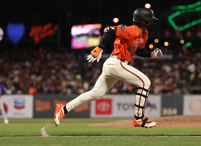 샌프란시스코 자이언츠의 이정후가 몸쪽 변화구 공략의 정석을 보여줬다. 오른손 투수가 왼손 타자의 몸쪽으로 떨어트리는 슬라이더. 헛스윙이나 땅볼 타구를 유도하기 좋은 구종이다. 하지만, 이정후에게는 안 통했다. 눈을 감아도 궤적이 생생하게 그려질 정도로 많이 경험했던 공이다. 

공이 완전히 떨어지기 전, 반 박자 빠르게 배트를 돌렸다. 경쾌하게 스위트 스폿에 걸린 타구는 1-2루 사이를 꿰뚫고 우익수 앞으로 굴러갔다. 

이정후가 3일 콜로라도 전에서 상대 선발과의 세 번째 승부에 안타를 치며 '선발 8경기 연속안타'를 이어갔다.

<저작권자(c) 연합뉴스, 무단 전재-재배포, AI 학습 및 활용 금지>