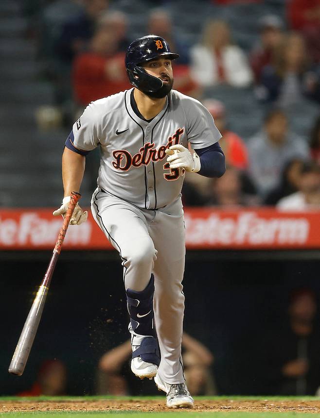 MLB 사상 최초로 9회 한 이닝에만 2개의 홈런을 친 타자가 등장했다. 바로 디트로이트 타이거스의 외야수 라일리 그린(25)이다.

그린은 3일(이하 한국시각) 미국 캘리포니아주 애너하임 에인절스타디움에서 열린 2025 MLB 정규리그 LA에인절스와의 원정경기에 4번 지명타자로 선발 출전해 'MLB 최초기록'을 수립했다. 9회초 공격에서 두 번이나 타석에 나와 모두 홈런을 날렸다. 그린의 놀라운 홈런쇼를 앞세운 디트로이트는 9회초 공격에서만 8점을 쏟아부으며 9대1로 승리했다.

<저작권자(c) 연합뉴스, 무단 전재-재배포, AI 학습 및 활용 금지>