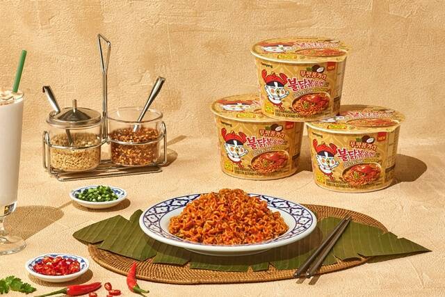 '푸팟퐁커리 불닭볶음면'은 불닭볶음면 특유의 감칠맛에 부드럽고 고소한 코코넛 밀크와 게살향의 풍미가 어우러진 이국적인 스타일의 라면이다. /삼양식품