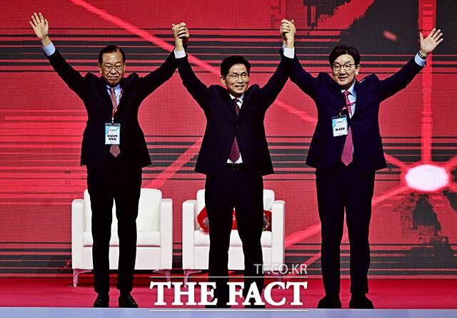 권영세 비대위원장(왼쪽), 권성동 원내대표와 함께 인사하는 김문수 대선 후보(가운데).