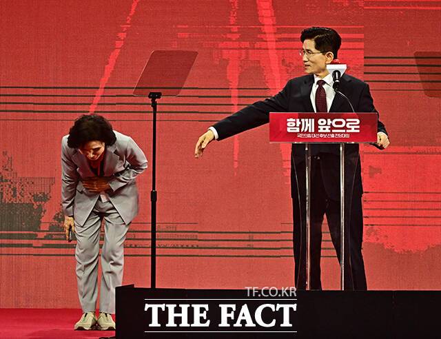 당원들에게 인사하는 설난영 여사.