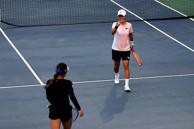 위쪽 분홍색 상의가 김나리