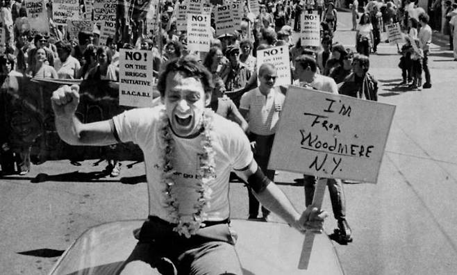 댄 화이트 평결 이후 샌 프란시스코에서는 정의를 요구하는 폭동, 시위 등이 빈번히 벌어졌다. 사진은 1978년 성소수자 퍼레이드 중 재판 결과에 항의하는 시위자 모습. 게티 이미지