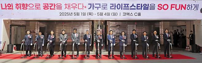 2일 '2025 소펀앤라이프쇼' 개막식에 참석한 주요 인사들이 전시회 시작을 알리는 축포를 쏘기 위해 버튼을 누르고 있다. 왼쪽부터 정백재 지누스 대표이사, 김홍극 신세계까사 대표이사, 남창희 롯데하이마트 대표이사, 김건수 한국가구학회 회장, 현창하 경기도경제과학진흥원 상임이사, 이인호 한국무역협회 부회장, 홍준호 조선일보 발행인, 이순종 대한가구산업협동조합연합회 회장, 김성섭 중소벤처기업부 차관, 한병준 중소기업중앙회 부회장, 김헌중 목재산업단체총연합회 회장, 최종양 이랜드그룹 부회장, 이상언 SPC그룹 부사장. /남강호 기자