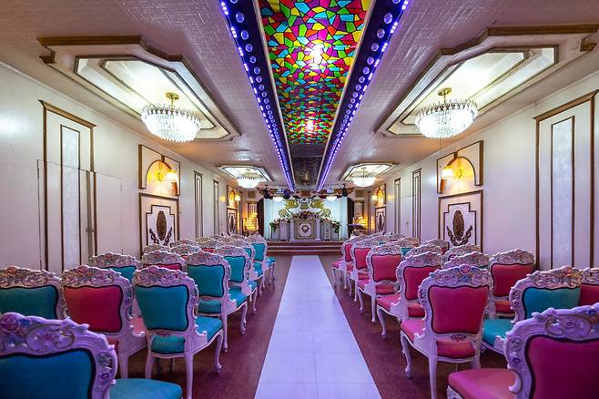 신신예식장 예식홀. 의자부터 조명, 결혼행진곡까지 창업자 백낙삼씨의 흔적이 남아 있다. /이신영 영상미디어 기자