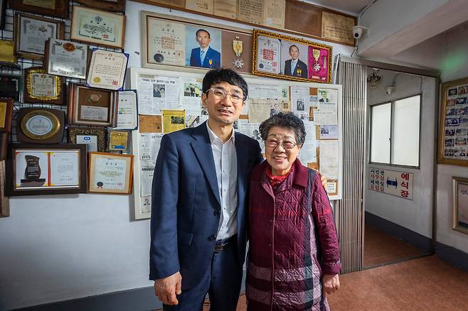현재 신신예식장을 운영하는 백남문(왼쪽) 대표와 어머니 최필순씨. 훈장과 상패, 신문 스크랩 등이 전시돼 있다. /이신영 영상미디어 기자