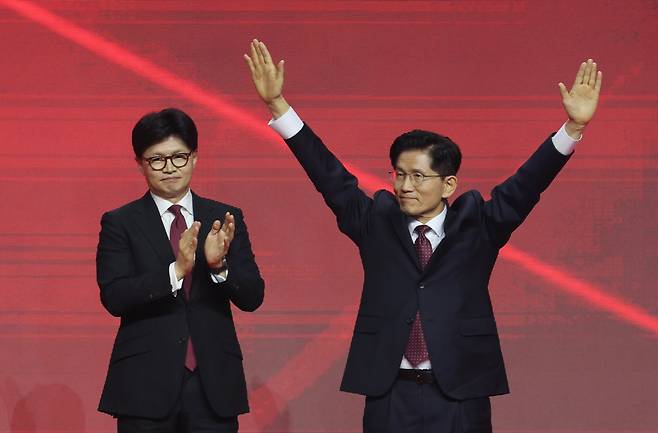 3일 경기 고양 킨텍스에서 열린 국민의힘 대선 후보 선출 전당대회에서 김문수 후보가 선출된 뒤 두 팔을 들어 보이고 있다./뉴시스