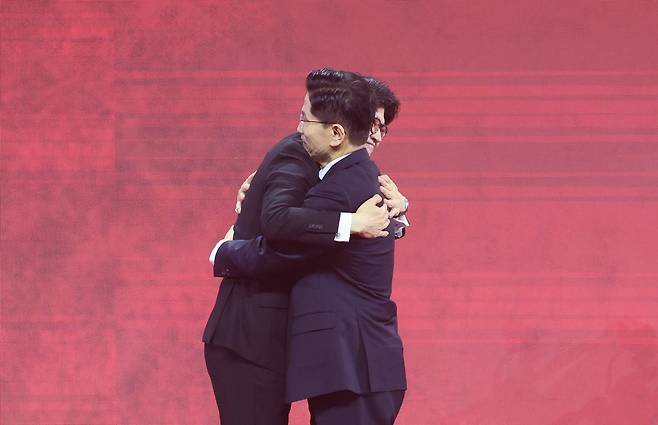 3일 오후 경기 고양시 킨텍스에서 열린 제5차 국민의힘 전당대회에서 국민의힘 최종 대선 후보로 선출된 김문수(오른쪽) 후보가 2위를 기록한 한동훈 후보와 에서 포옹하고 있다. /뉴스1