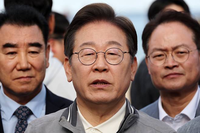 민심을 청취하는 '경청 투어'에 나선 이재명 더불어민주당 대선후보가 3일 강원도 삼척시 삼척해수욕장 인근에서 주민과 관광객들을 만난 뒤 백브리핑을 하고 있다./뉴시스