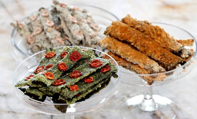 바삭(VASAK)의 김부각 제품. 연근 부각(맨 위), 바질 토마토(왼쪽), 아시안 향신료(오른쪽) 등이 놓여 있다. /박성원 기자