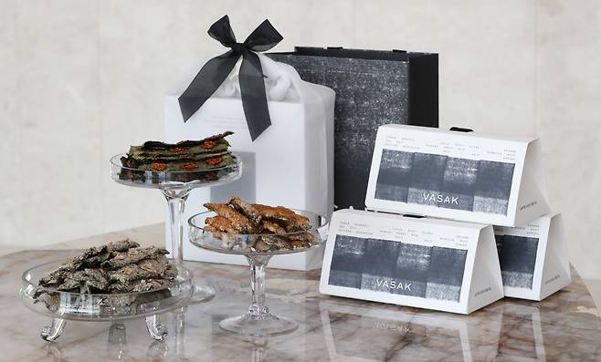 바삭(VASAK)의 김부각 제품. 현재 연근 부각 외에도 아시안 향신료, 바질 토마토 등이 출시됐다. 이후 커피맛, 된장 쑥갓 등으로 점차 확대해 나갈 예정이다. /박성원 기자