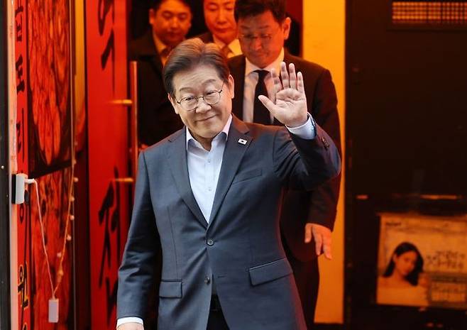 이재명 더불어민주당 대선후보가 지난 1일 오후 서울 종로구의 한 포장마차에서 열린 비전형 노동자 간담회를 마치고 나오며 손을 들어 보이고 있다.ⓒ뉴시스