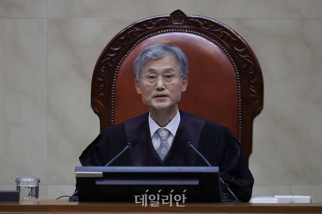 조희대 대법원장이 지난 1일 오후 서울 서초구 대법원에서 이재명 더불어민주당 대선 후보의 공직선거법 위반 사건 상고심 선고를 위해 재판을 준비하고 있다. ⓒ국회사진취재단