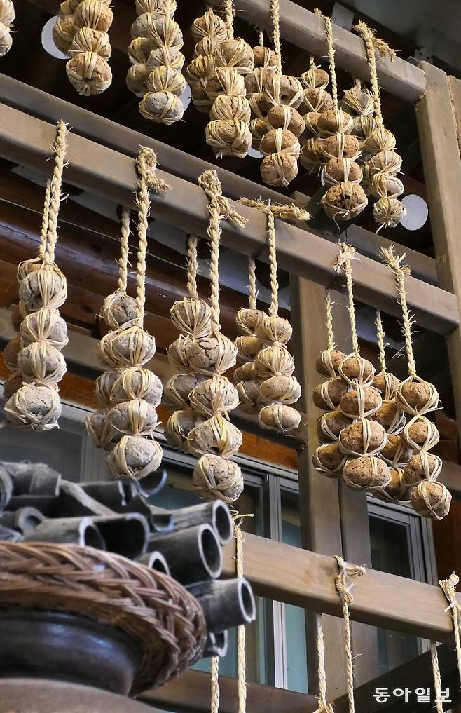 강 씨 가게에서 새끼줄에 묶은 고추장용 떡메주를 띄우고 있다.