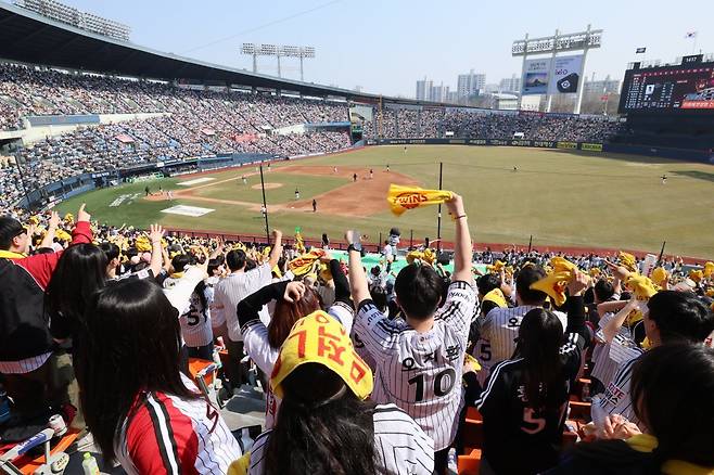 한국프로야구는 지난해 사상 최초로 1000만 관중 시대를 열었다. 올해도 더욱 뜨거운 흥행 열기를 이어가면서 티켓 예매가 점점 ‘하늘의 별따기’가 되어가고 있다. 구단들이 시즌권, 멤버십 구매 고객에게 선예매 혜택을 제공하면서 팬들 사이에선 과열 경쟁을 유도한다는 불만의 목소리도 나온다. 3월 22일 정규시즌 개막전이 열린 서울 잠실구장을 가득 채운 야구팬들. LG 제공