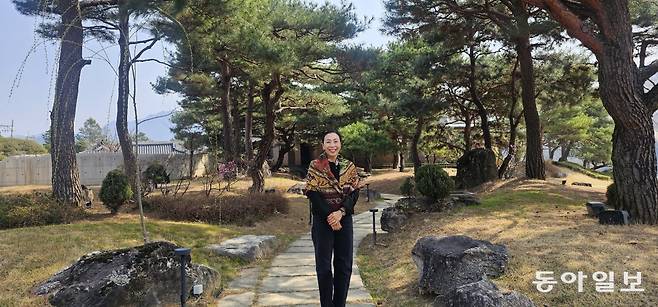 지금은 레스토랑으로 쓰이는 옛 재벌집 별장 안채로 향하는 길에서 장미영 아유 스페이스 대표. 남양주=김선미 기자 kimsunmi@donga.com