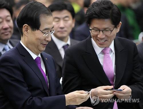 지난 2012년 경기도청 대회의실에서 만난 김문수·한덕수 후보 [연합뉴스]