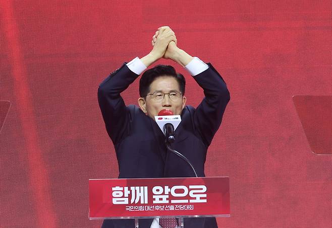 국민의힘 대선 후보로 선출된 김문수 후보가 3일 경기 고양시 킨텍스에서 열린 국민의힘 전당대회에서 수락 연설을 하고 있다.  [공동취재]