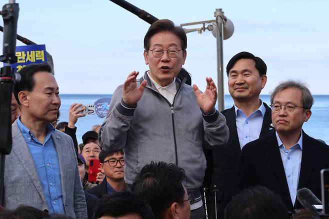 더불어민주당 이재명 대선 후보가 '골목골목 경청투어' 사흘째인 3일 강원도 동해안 지역의 민심을 공략하기 위해 삼척해수욕장을 찾아 도민들에게 지지를 호소하고 있다.