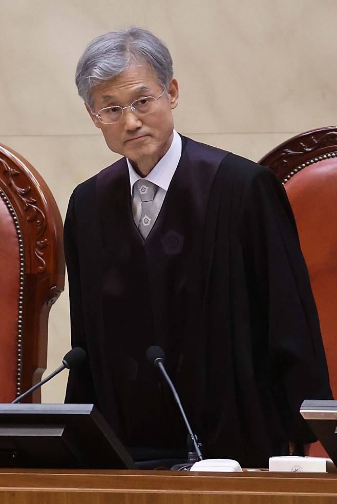 조희대 대법원장이 1일 서울 서초구 대법원에서 이재명 더불어민주당 대선 후보의 공직선거법 위반 사건과 관련한 전원합의체 선고를 위해 대심판정에 입장하고 있다. /사진=뉴시스