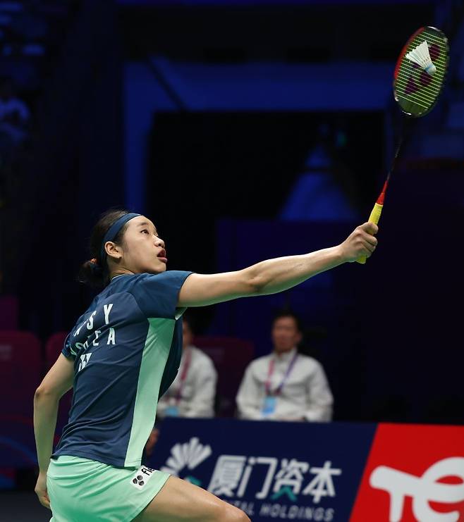 안세영이 2일(현지 시간) 중국 푸젠성 샤먼에서 열린 2025 세계배드민턴연맹(BWF) 수디르만컵 8강전 덴마크와의 여자 단식 2경기 중 리네 케어스펠트와 경기하고 있다. 안세영이 2-0(21-8 21-7)으로 이기고 한국은 매치 스코어 3-1로 승리하며 4강에 진출해 인도네시아와 결승 진출을 다툰다. 뉴시스