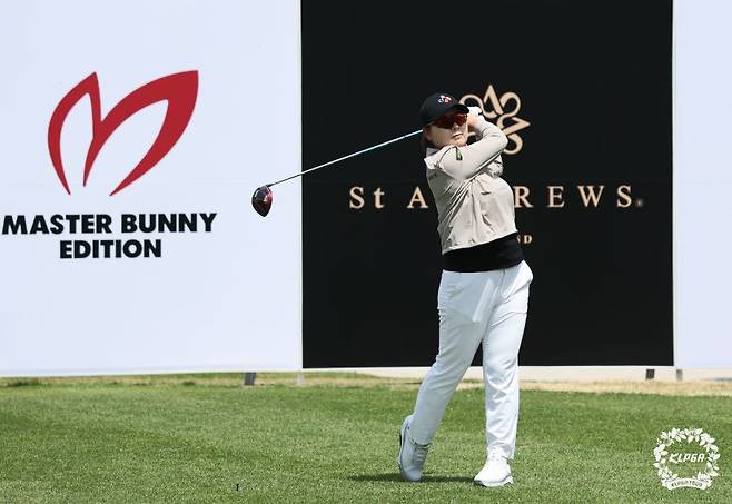 홍정민이 2일 경기 양주 레이크우드CC에서 열린 '크리스에프앤씨 제47회 KLPGA 챔피언십' 2라운드 1번홀에서 티샷을 하고 있다. KLPGA 제공