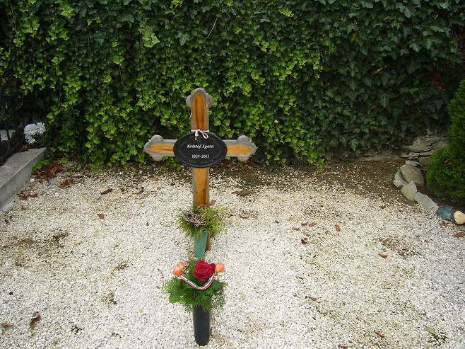 아고타 크리스토프의 싸움은 ‘존재하기’였고, 그녀는 ‘문학이 아니라 존재하기 위해 썼다’고 말했다. 사진은 헝가리 쾨세그에 있는 아고타 크리스토프의 무덤. 위키미디어 코먼스