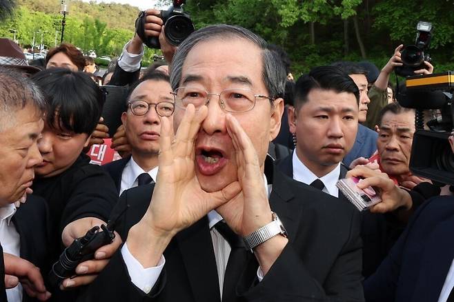 2일 오후 광주 북구 국립 5·18 민주묘지를 찾은 한덕수 전 총리가 광주비상행동 등 시민·사회단체 관계자들의 반발에 가로 막히자 \\\"저도 호남 사람\\\"이라며 참배를 호소하고 있다. 연합뉴스