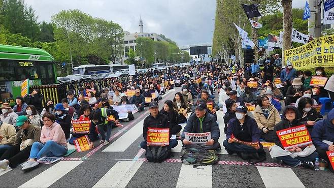 3일 촛불행동이 연 ‘사법난동 대선개입 조희대 대법원 박살내자’ 집회에 참여하려는 시민들이 서울 서초동 대법원 주변에 모여있다. 박찬희 기자.
