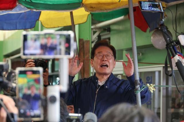 이재명 더불어민주당 대선 후보가 '골목골목 경청투어' 접경지역 방문 이틀째인 2일 강원도 인제군 원통전통시장에서 주민들을 향해 연설하고 있다. 연합뉴스