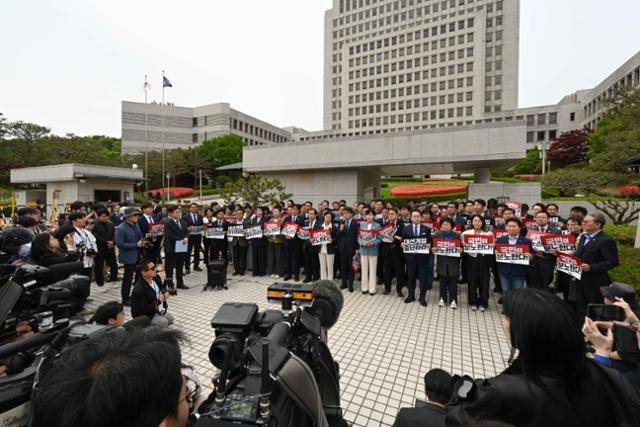 추미애, 박주민 의원 등을 비롯한 더불어민주당 의원들이 2일 서울 서초구 대법원 앞에서 이재명 대선후보의 공직선거법 위반 사건 유죄취지 파기환송 결정 규탄 기자회견을 열고 있다. 강예진 기자