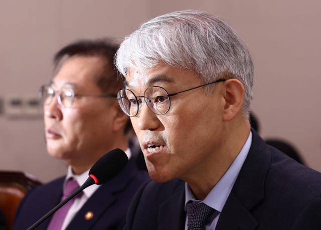 천대엽 법원행정처장이 2일 오후 서울 여의도 국회에서 열린 법제사법위원회 전체회의에서 의원 질의에 답변하고 있다. 왼쪽은 박성재 법무부 장관. 뉴스1