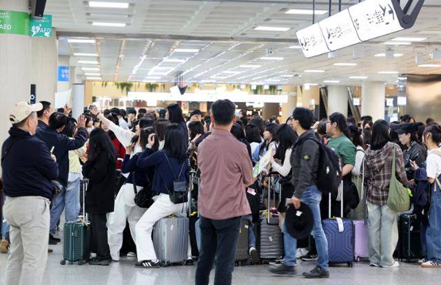 연휴 앞두고 붐비는 제주공항 (제주=연합뉴스) 박지호 기자 = 징검다리 연휴를 하루 앞둔 30일 제주공항이 관광객 등 입도객으로 붐비고 있다. 2025.4.30 jihopark@yna.co.kr/2025-04-30 15:29:46/
