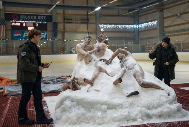 북극 인근 연구 기지 연구원들이 집단 동사 상태로 발견된다. 경찰은 사건을 제대로 조사하기 위해 시신이 녹을 때까지 기다린다. HBO 제공