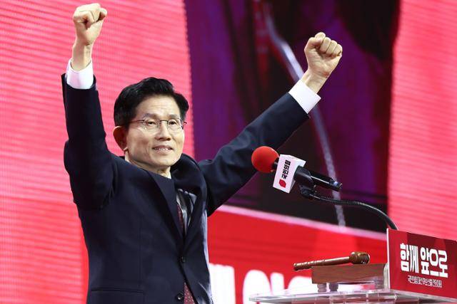 김문수 국민의힘 대선 후보가 3일 경기 고양시 킨텍스에서 열린 5차 전당대회에서 최종 후보로 확정된 뒤 두 손을 번쩍 들고 있다. 뉴스1