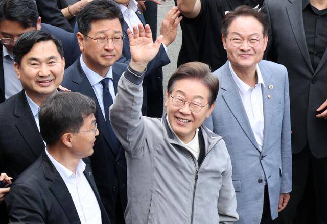 민심을 청취하는 '경청 투어'에 나선 이재명 더불어민주당 대선후보가 3일 강원도 강릉시 안목해변 카페거리를 걸으며 주민들과 관광객들에게 인사하고 있다. 뉴시스