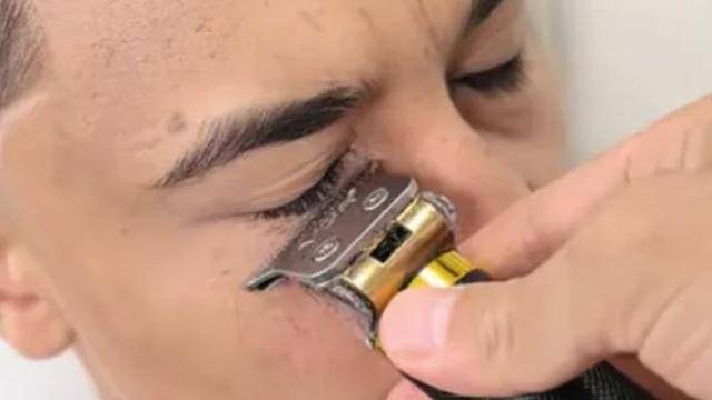 속눈썹을 자르는 한 해외 남성의 영상. 틱톡 캡처