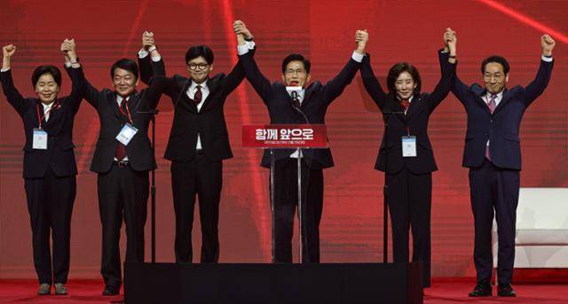 김문수 국민의힘 대통령 후보가 3일 경기 고양시 킨텍스에서 열린 5차 전당대회에서 최종 후보로 확정된 뒤 기념 촬영하고 있다. 왼쪽부터 양향자, 안철수, 한동훈, 김문수, 나경원, 유정복. 고양=하상윤 기자