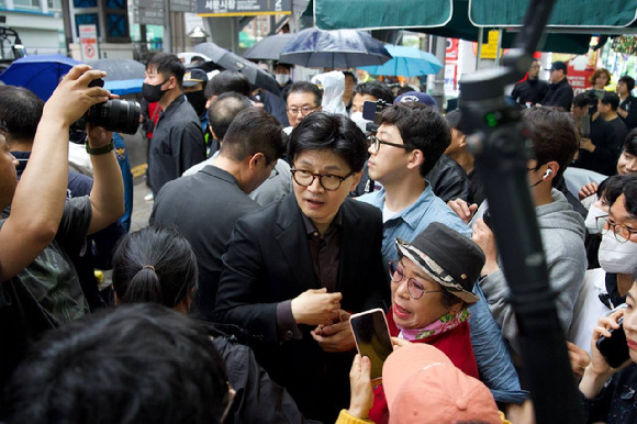한동훈 국민의힘 대선 경선 후보가 1일 오후 대구 서문시장에 방문해 시민들과 인사하고 있다. [사진=한동훈 캠프 제공]