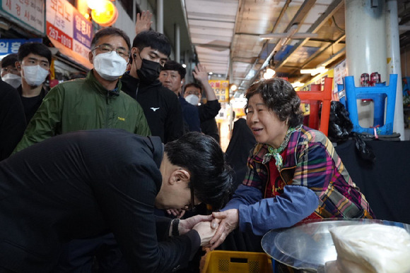 한동훈 국민의힘 대선 경선 후보가 1일 대구 서문시장에서 시민들과 인사하고 있다. [사진=한동훈 캠프 제공]