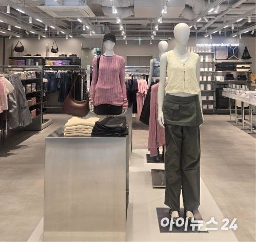 한남동 무신사 스탠다드 매장 초입에 크로셰니트가 전시돼있다. [사진=박은경 기자]