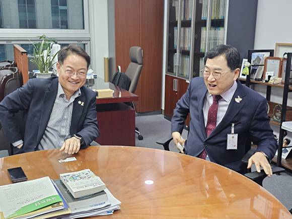 지난달 17일 주낙영 경주시장이 서울 여의도 국회의원회관에서 허영(왼쪽) 국회의원과 만나 2025 APEC 정상회의 준비와 관련한 지역 현안과 국비 지원 방안에 대해 논의하고 있다. [사진=경주시청]