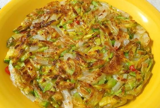 성시경은 애호박 감자전의 레시피를 영상을 통해 공개했다. 사진은 본 기사 내용과 무관. [사진=유튜브 @쿠킹 밥앤반찬 Cooking Korean Food ]