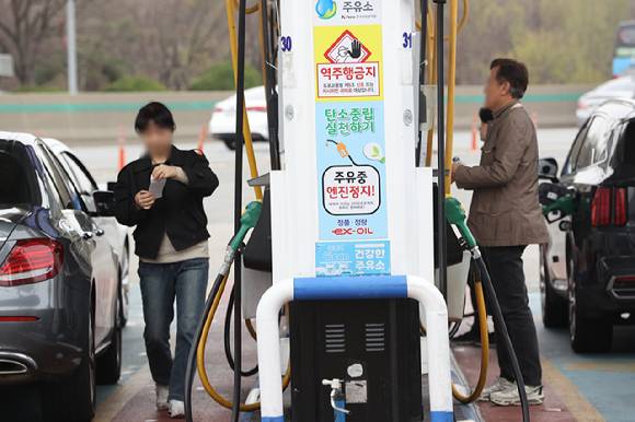 지난달 9일 서울의 한 주유소에서 운전자들이 주유를 하고 있다. [사진=연합뉴스]